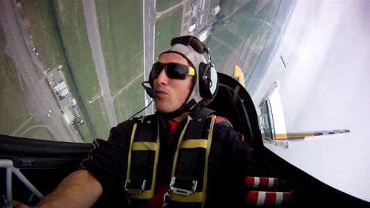 Internationale aerobatic vlieger te gast bij luchtsportheld Ringo