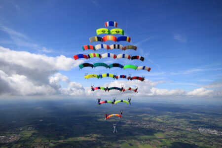 Parachutespringers vestigen nieuw Europees record!