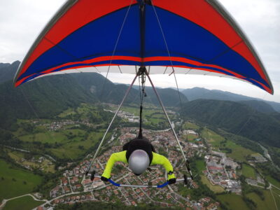 Wim de Gier vliegt met zijn Deltavlieger over Tolmin, Slovenië.